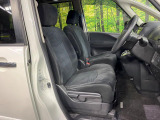 運転席まわりには十分なスペースがあり、大柄な方でもゆったり運転していただける環境です。