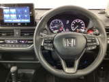 【ハンドル】運転にかかわる様々な操作を安全に行えるように視点移動が少なく操作性に配慮されたスイッチ類が凝縮されたコックピットです。