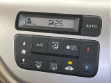 【オートエアコン】一度お好みの温度に設定すれば、車内の温度を検知し風量や温度を自動で調整。暑い&hellip;寒い&hellip;と何度もスイッチ操作をする必要はありません。快適な車内空間には必須の機能ですね♪