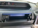 運転席と助手席の間にも小物が入る収納があります!