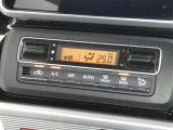 【オートエアコン】車内温度を感知して自動で温度調整をしてくれるのでいつでも快適な車内空間を創り上げます!どの席に座っても快適なドライブが楽しめます♪