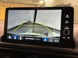 リバースギアに入れるだけで後方の表示へ切り替わります。夜間や雨の日の駐車も楽になりますよ。