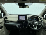 ますますドライブが楽しくなる、明るく開放的な運転席まわりです!