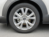 18インチ純正アルミホイールを装備。タイヤサイズは215/55R18となります。