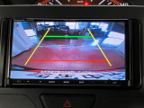【バックカメラ】 駐車時に車両後方の様子を見ることができるので、運転の不安を軽くします。