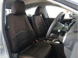 【清潔感のある運転席&助手席】隅々までクリーニングの行き届いた運転席&助手席。目立ったシミや汚れ等もございません。快適なドライブをどうぞ。