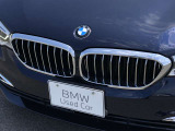 左右のキドニー・グリルの中心にはBMWのエンブレムが鎮座し、個性を放つデザイン性を兼ね備えました。