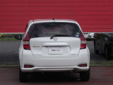 さらに、エマージェンシーブレーキ、LDW(車線逸脱警報)、VDC(ビークルダイナミクスコントロール[TCS機能含む])などの装備を搭載し、安全運転をアシストします。