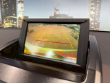 【バックカメラ】運転席から画面上で安全確認ができます。駐車が苦手な方にもオススメな便利機能です。