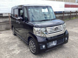 自社整備工場で点検整備をおこなってからお渡ししています。車検が残っている場合は『12ヶ月点検整備』を、車検整備付きの場合は『車検整備』をおこないます。整備費用は車両本体価格に含まれています。