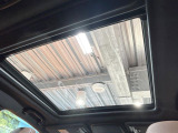 【大型サンルーフ】車内の解放感が一気に上がる大型のパノラマルーフ!季節を問わず開放的で快適なドライブをお楽しみいただけます。流通量も少なく希少価値の高い人気の装備です♪