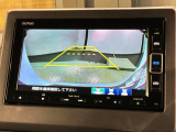 リバースギアに入れるだけで後方の表示へ切り替わります。夜間や雨の日の駐車も楽になりますよ。