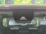 【プリクラッシュセーフティ】前方の車両等を検知し、衝突しそうな時は警報で注意を促し、ブレーキを踏む力をサポート。ブレーキを踏めなかった場合は衝突被害軽減ブレーキが作動、衝突回避をサポートします。
