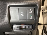 Hondaセンシング用の、VSA解除と路外逸脱抑制機能のオンオフスイッチなどはハンドルの右側に装備しています。その下にETCがついています。高速道路の料金所の通過も楽々です。