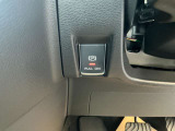 電動パーキングブレーキは、従来の足踏み式に比べ、しっかりと車をホールドしてくれるので安心です。女性の方には特に安心いただける装備です
