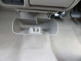足元には小物入れがあり、とても便利です。