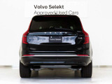 XC90は、使い方の幅を広げる7シーター仕様。洗練された佇まいの中に、高い実用性を秘めています。室内に足を踏み入れば、そこはまさに北欧のリビングルーム。落ち着きある明るい雰囲気をご堪能ください。