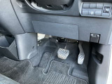 駐車ブレーキは指で操作する電動式です