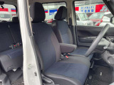 ひじ掛けが付いて運転が楽です