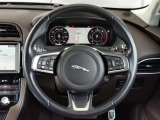 ムダのないインテリアデザインは運転席にお座りいただくと、上質なレザーシートがお客様を包み込みます。ステアリングも握りやすい設計になっておりますのでとっさのハンドル操作も可能です。