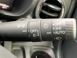 ■オートライト■車外の明るさに応じて、自動的にライトの点灯・消灯をしてくれます。トンネルが続くような道でも、いちいちライトスイッチを操作する必要がありません。消し忘れの心配もありません。