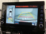 パノラミックビューモニター付きです。車両を上から見たような映像をディスプレイオーディオ画面に表示。運転席からの目視だけでは見にくい、車両周辺の状況をリアルタイムでしっかり確認できます。