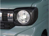 【LEDヘッドライト】悪天候や夜間走行時も良好な視界を確保し安心して運転できる高輝度LEDヘッドライトを装備。明るい上に点灯速度が早く消費電力も抑えられています。