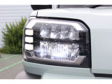 フルLEDヘッドランプ 白く明るい光で夜間走行の安心感を高めます。Gターボ、Gは、乗車人数や荷物の量に応じて、照射軸の上下方向を自動調節するオートレベリング機能付です。