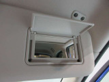 運転席側にバニティミラー付いています。ちょっとした身だしなみをチェックできます