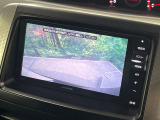 【バックカメラ】駐車時に後方がリアルタイム映像で確認できます。大型商業施設や立体駐車場での駐車時や、夜間のバック時に大活躍!運転スキルに関わらず、今や必須となった装備のひとつです!