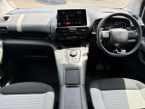 フランス車ならではのオシャレな内装がオススメです!
