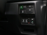 【両側電動スライド】スライドドアは両側電動スライドドアになっております。運転席からの開閉も出来、リモコンキーでも離れたところから開閉出来ますので大変便利な装備です。