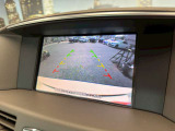 【バックカメラ】運転席から画面上で安全確認ができます。駐車が苦手な方にもオススメな便利機能です。