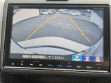 駐車時の安全確認をサポートするバックカメラも使用できます。インターナビで様々な情報を得ることもできます。