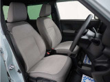 運転席のスペースはゆったりしていて、視界も広く確保されているので普段の運転からロングドライブまで快適です。