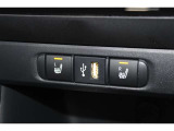 フロント左右シートヒーター・充電/通信用USB-A端子