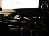 オートエアコンは、常にお好みの温度に調整ができ車内を快適な空間に保ってくれます。
