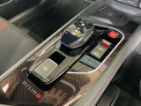 e-POWERならではのシフトレバーで、バックやドライブなどの切り替えがラクラクです!!