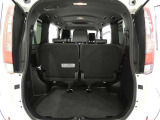 三列目シートは、折りたためますので大きなスペースが出来ちゃいます。キャンプ用品など大きな荷物もばっちり収納可能です♪
