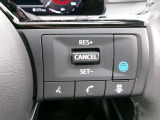 プロパイロット。高速道路の運転で、アクセル、ブレーキ、ステアリングをクルマがアシスト。ドライバーの負担を軽減します。