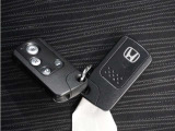 ◆スマートキー◆カギをバッグやポケットに入れたままでもドアロックの開閉ができる『スマートキー』付き!雨天や暗くなってもカギを取り出す必要がなくドアの開錠&エンジンも始動できます