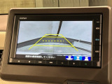 リバースギアに入れるだけで後方の表示へ切り替わります。夜間や雨の日の駐車も楽になりますよ。