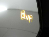 隣車線を走る車両をレーダーで検知し、ドアミラーでは確認しにくい後側方エリアに存在する車両に加え、急接近してくる車両も検知します。車両を検知するとドアミラーに搭載されたLEDインジケーターが点灯します。