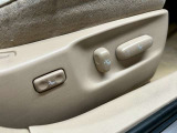 【パワーシート】電動でシートポジションの変更が可能です。手動式より細かくシート設定が可能ですのでより快適な姿勢でドライブを楽しんで頂けるでしょう。