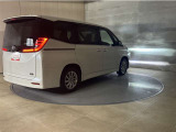 LEDヘッドランプです。十分な明るさを保ちつつも消費電力が少なく、バルブ寿命も長いのが特徴です。瞬時にMAXの光量を発揮するのもLEDならではです。☆LEDフォグランプも装備☆