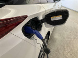 充電ポートのフタを開いて充電ケーブルを接続した状態です。