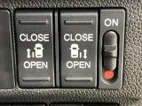 両側パワースライドドアを採用しており、運転席から簡単に開閉操作が可能です。駐車場や狭い場所でも扱いやすく、乗車時・降車時の負担を軽減します。