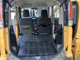 後席を全て倒して、荷物専用のスペースにした状態です。これなら長いものも積めますし、ご旅行や趣味に活用できますね。