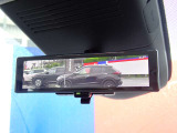 スマートルームミラーがリヤカメラで車両後方の映像ルームミラー表示しをクリアな後方視界を確保してくれます。