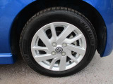 日産純正のアルミホイールが装着されてます。ボディデザインとマッチしておりカッコイイですね。